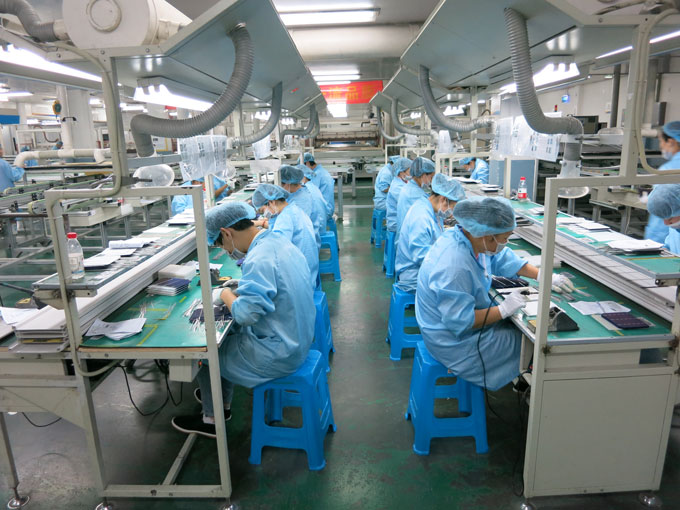 Manual solar cell soldering in factory in China